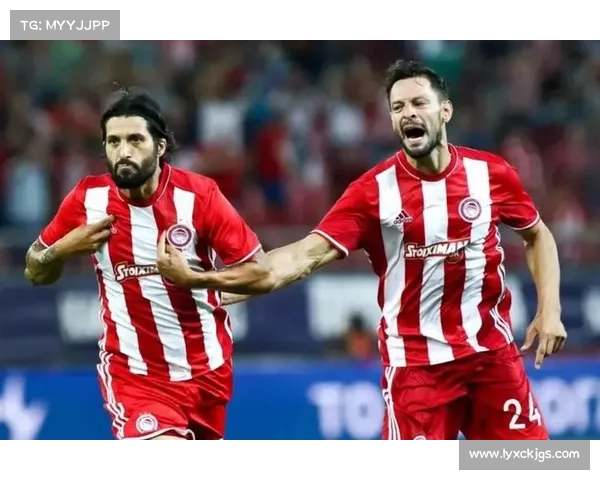 奥林匹亚科斯捧起欧协联冠军奖杯荣耀加冕再创辉煌历史新篇章