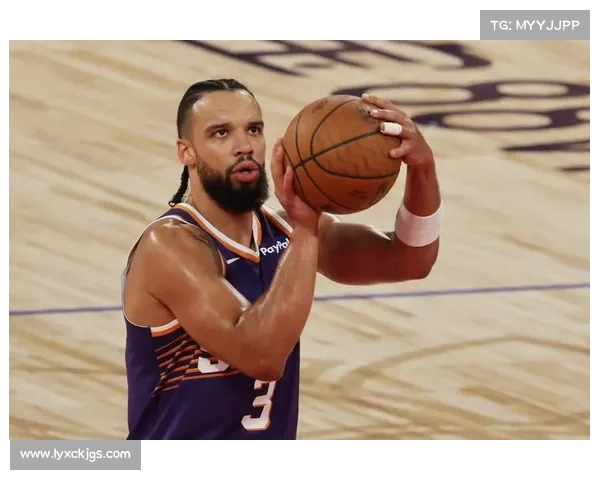 布克如何在比赛中通过行动激励队友提升战斗力与团队凝聚力