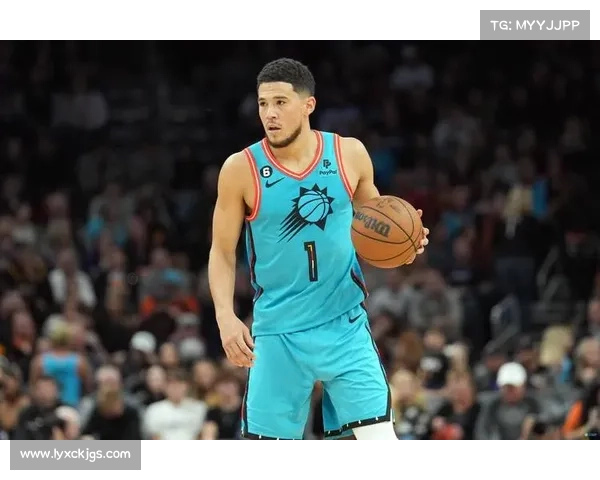 德文·布克展现坚韧精神激励队友共同奋战力争胜利